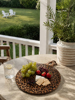 Cargar imagen en el visor de la Galería, Tabla sólida de madera de sapele con diseño de leopardo - Accesorio funcional para comedor y cocina