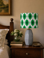 Bild in Gallery-Viewer laden, Arivane Retro-Tischlampe – Keramikfuß und grüner gemusterter Lampenschirm für Wohnzimmer, Schlafzimmer und Eingangsbereich
