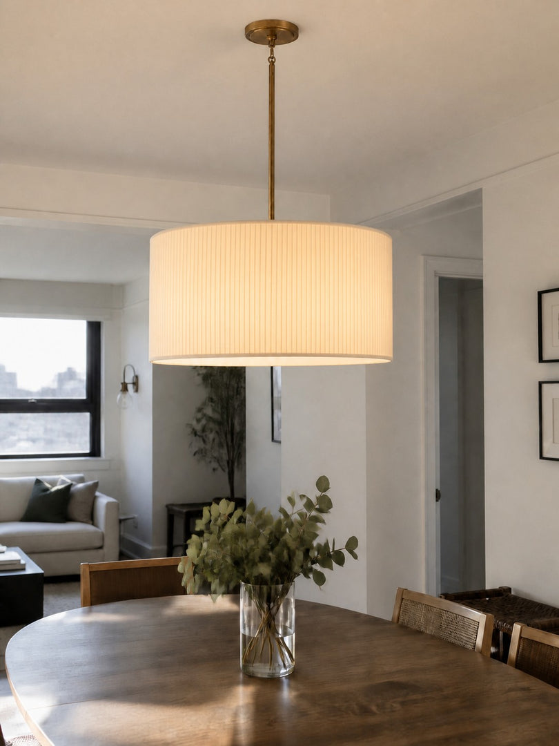 Lámpara colgante con pantalla de tela plisada: lámpara colgante clásica con armazón de latón antiguo para el comedor y la sala de estar