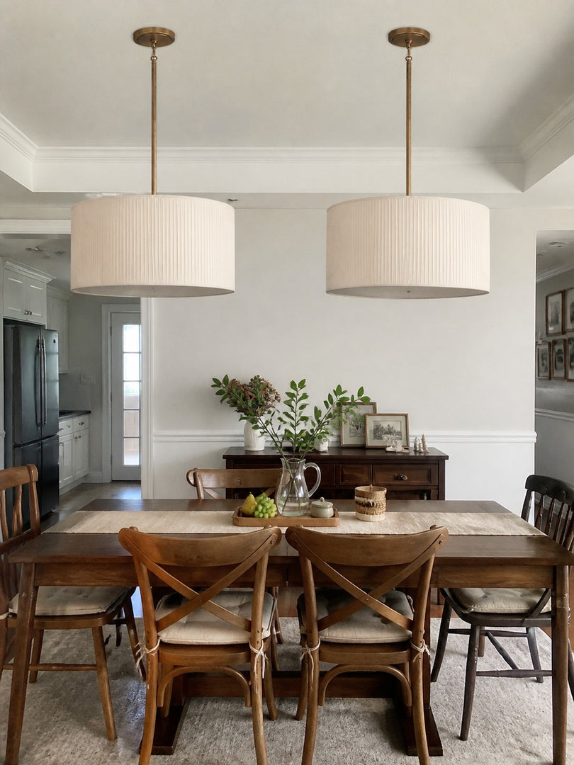 Lámpara colgante con pantalla de tela plisada: lámpara colgante clásica con armazón de latón antiguo para el comedor y la sala de estar