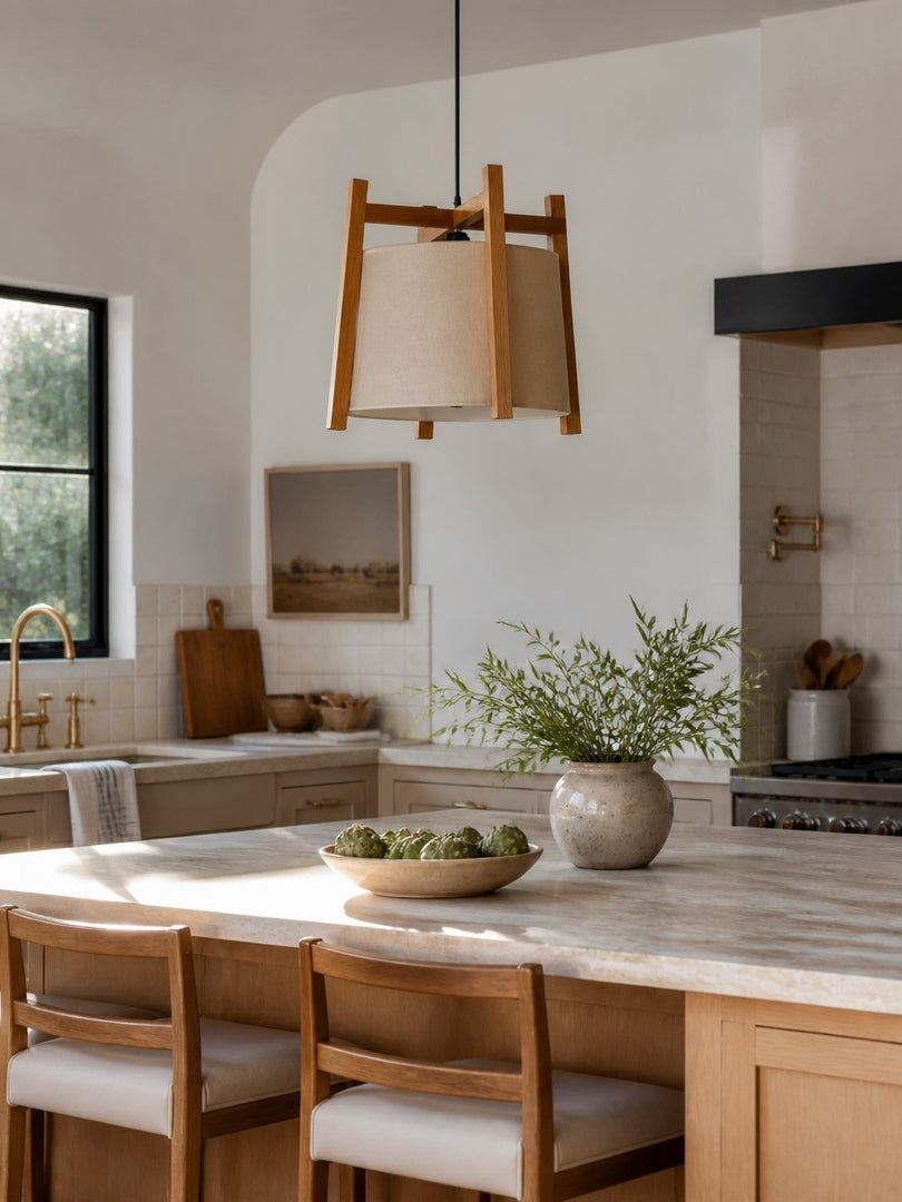 Lámpara colgante japonesa con estructura de madera y pantalla de tela: acabado de madera natural o nogal para el comedor y la isla de cocina