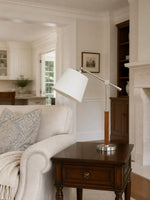Charger l'image dans la visionneuse de galerie, Lampe de table vintage de style Bauhaus à bras articulé, avec abat-jour en tissu blanc et accent en bois, idéale pour la lecture au chevet ou sur un bureau