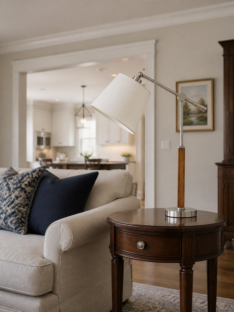 Lampe de table vintage de style Bauhaus à bras articulé, avec abat-jour en tissu blanc et accent en bois, idéale pour la lecture au chevet ou sur un bureau
