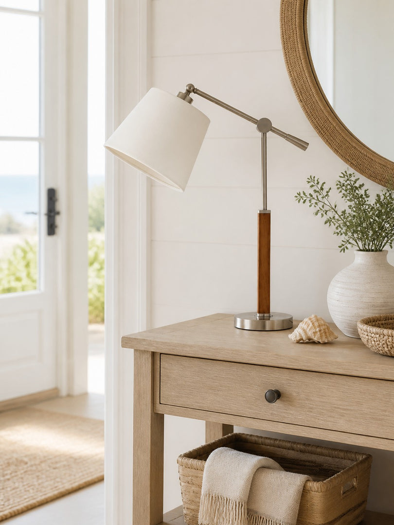 Lampe de table vintage de style Bauhaus à bras articulé, avec abat-jour en tissu blanc et accent en bois, idéale pour la lecture au chevet ou sur un bureau