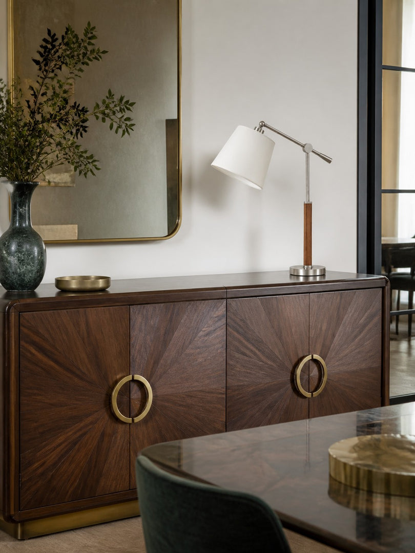 Lampe de table vintage de style Bauhaus à bras articulé, avec abat-jour en tissu blanc et accent en bois, idéale pour la lecture au chevet ou sur un bureau