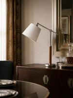 Charger l'image dans la visionneuse de galerie, Lampe de table vintage de style Bauhaus à bras articulé, avec abat-jour en tissu blanc et accent en bois, idéale pour la lecture au chevet ou sur un bureau