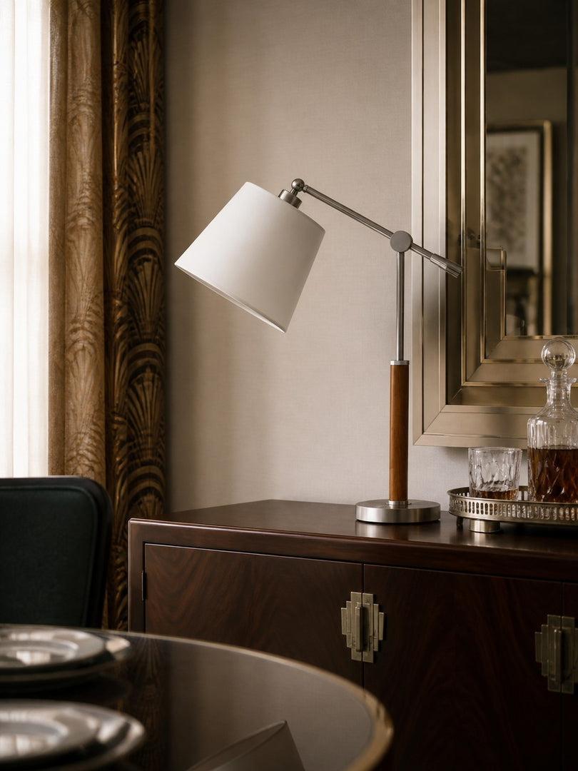 Lampe de table vintage de style Bauhaus à bras articulé, avec abat-jour en tissu blanc et accent en bois, idéale pour la lecture au chevet ou sur un bureau