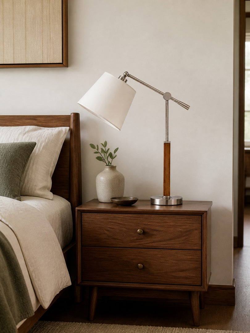Lampe de table vintage de style Bauhaus à bras articulé, avec abat-jour en tissu blanc et accent en bois, idéale pour la lecture au chevet ou sur un bureau
