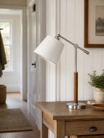 Charger l'image dans la visionneuse de galerie, Lampe de table vintage de style Bauhaus à bras articulé, avec abat-jour en tissu blanc et accent en bois, idéale pour la lecture au chevet ou sur un bureau