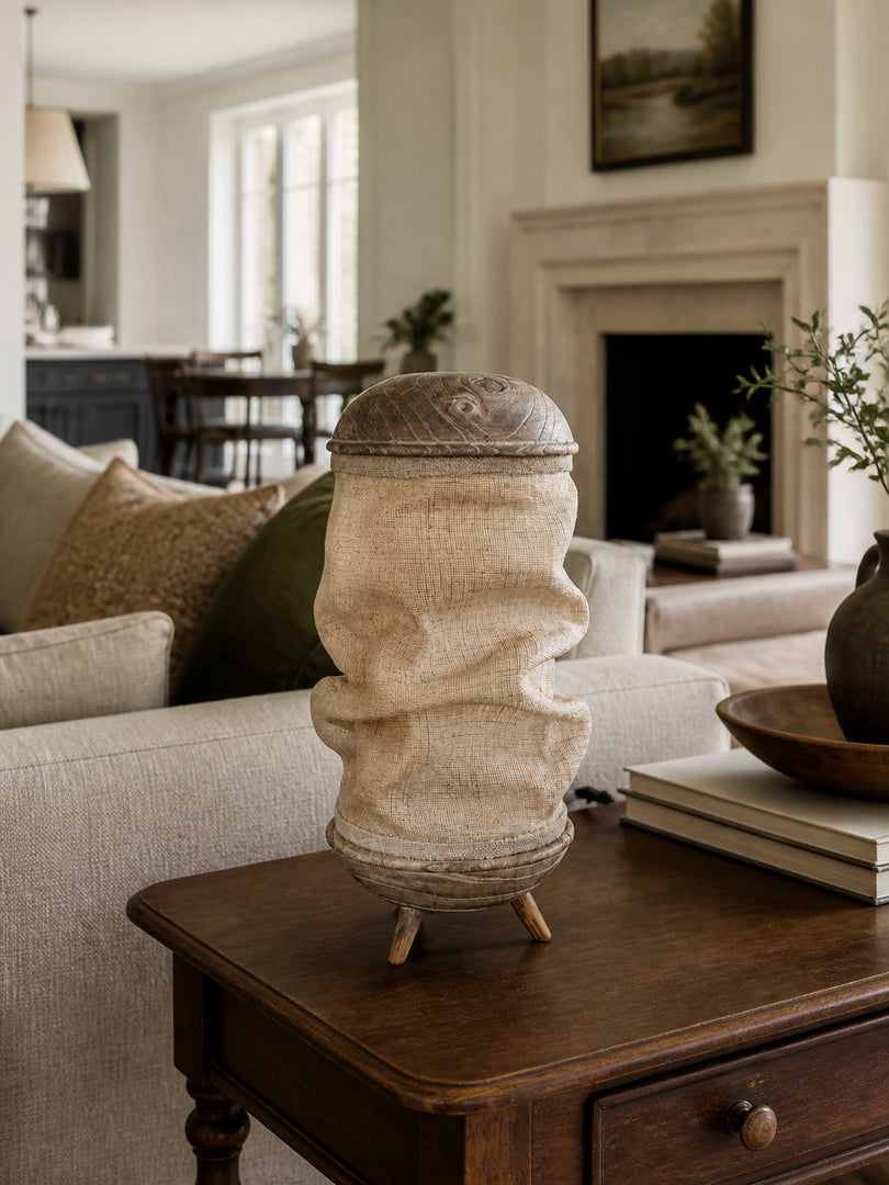 Lampe de table en tissu fabriquée à la main, avec pied sculptural en bois et texture naturelle, pour chambre, salon et console