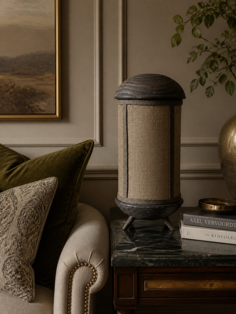 Lampe de table en tissu fabriquée à la main, avec pied sculptural en bois et texture naturelle, pour chambre, salon et console