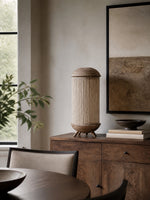 Charger l'image dans la visionneuse de galerie, Lampe de table en tissu fabriquée à la main, avec pied sculptural en bois et texture naturelle, pour chambre, salon et console