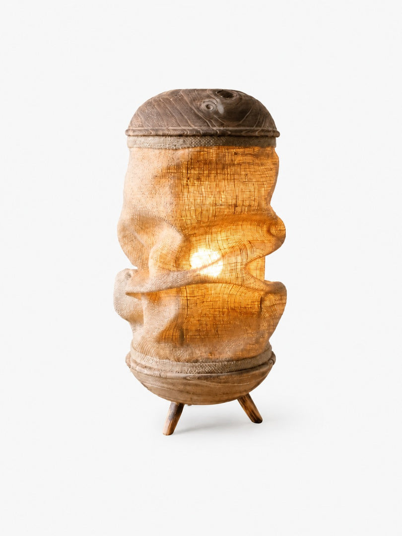Lampe de table en tissu fabriquée à la main, avec pied sculptural en bois et texture naturelle, pour chambre, salon et console