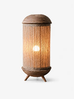 Charger l'image dans la visionneuse de galerie, Lampe de table en tissu fabriquée à la main, avec pied sculptural en bois et texture naturelle, pour chambre, salon et console