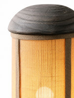 Charger l'image dans la visionneuse de galerie, Lampe de table en tissu fabriquée à la main, avec pied sculptural en bois et texture naturelle, pour chambre, salon et console