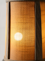 Charger l'image dans la visionneuse de galerie, Lampe de table en tissu fabriquée à la main, avec pied sculptural en bois et texture naturelle, pour chambre, salon et console