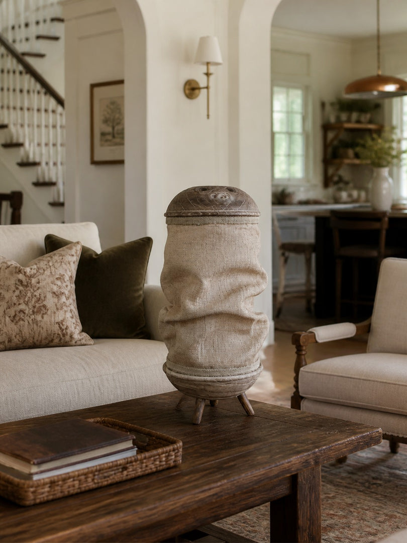 Lampe de table en tissu fabriquée à la main, avec pied sculptural en bois et texture naturelle, pour chambre, salon et console