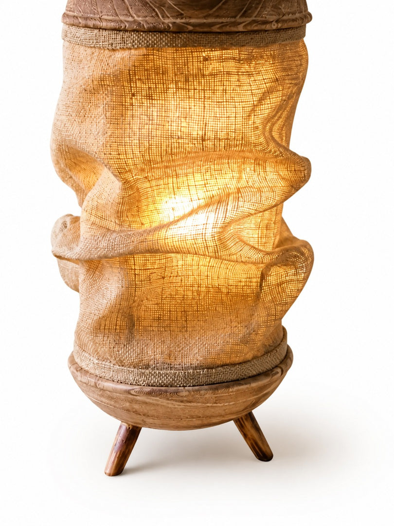 Lampe de table en tissu fabriquée à la main, avec pied sculptural en bois et texture naturelle, pour chambre, salon et console