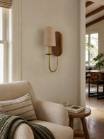 Charger l'image dans la visionneuse de galerie, Applique murale en bois massif avec bras métallique incurvé et abat-jour en tissu tissé, éclairage mural de chambre en laiton ou argenté