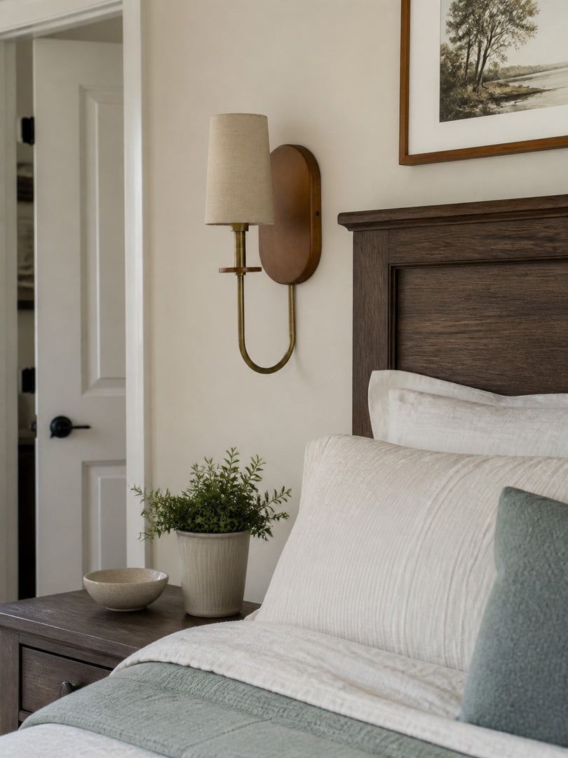 Applique murale en bois massif avec bras métallique incurvé et abat-jour en tissu tissé, éclairage mural de chambre en laiton ou argenté