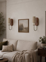 Charger l'image dans la visionneuse de galerie, Applique murale en bois massif avec bras métallique incurvé et abat-jour en tissu tissé, éclairage mural de chambre en laiton ou argenté