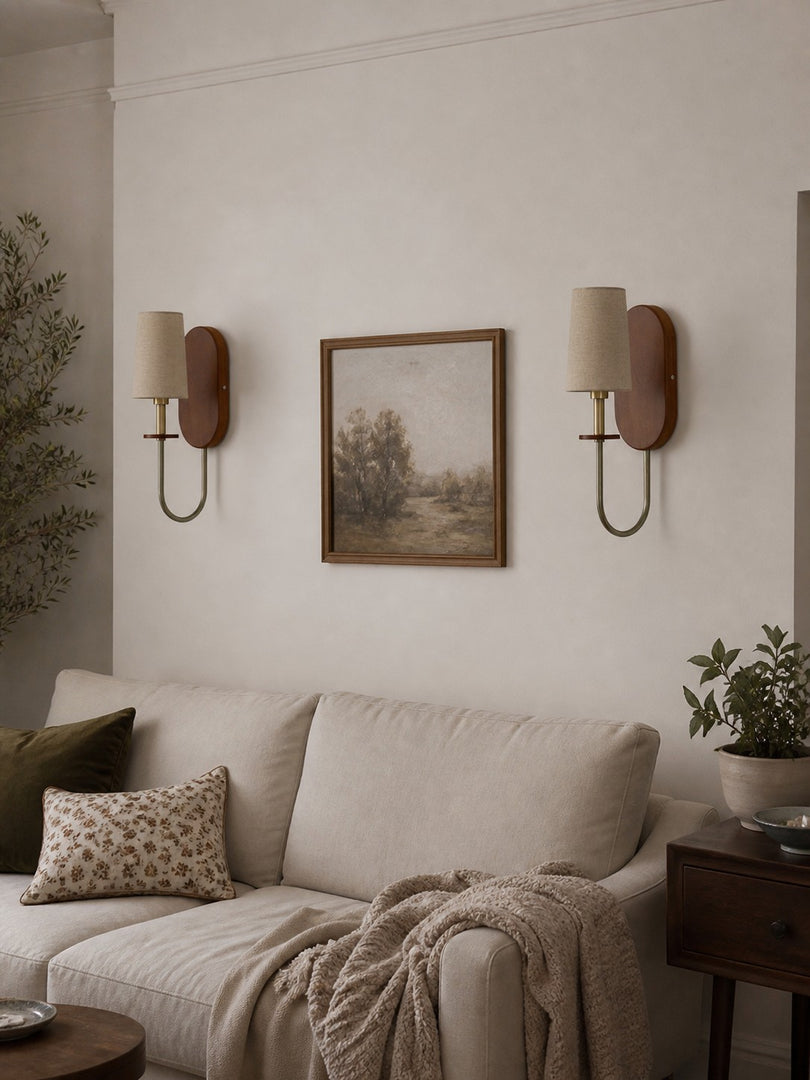 Applique murale en bois massif avec bras métallique incurvé et abat-jour en tissu tissé, éclairage mural de chambre en laiton ou argenté