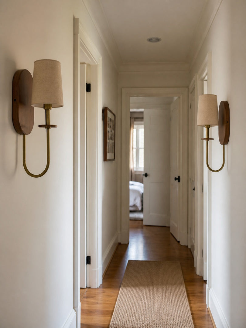 Applique murale en bois massif avec bras métallique incurvé et abat-jour en tissu tissé, éclairage mural de chambre en laiton ou argenté