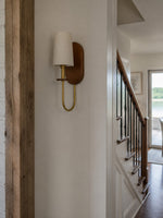 Charger l'image dans la visionneuse de galerie, Applique murale en bois massif avec bras métallique incurvé et abat-jour en tissu tissé, éclairage mural de chambre en laiton ou argenté
