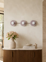 Cargar imagen en el visor de la Galería, Aplique de pared minimalista de 3 luces para tocador – Lámpara de baño con disco metálico redondo para espejo