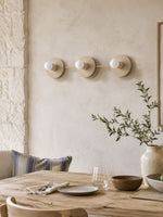 Cargar imagen en el visor de la Galería, Aplique de pared minimalista de 3 luces para tocador – Lámpara de baño con disco metálico redondo para espejo