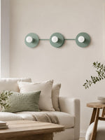 Cargar imagen en el visor de la Galería, Aplique de pared minimalista de 3 luces para tocador – Lámpara de baño con disco metálico redondo para espejo