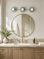 Cargar imagen en el visor de la Galería, Aplique de pared minimalista de 3 luces para tocador – Lámpara de baño con disco metálico redondo para espejo