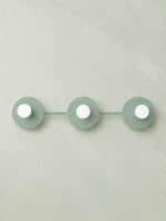 Cargar imagen en el visor de la Galería, Aplique de pared minimalista de 3 luces para tocador – Lámpara de baño con disco metálico redondo para espejo