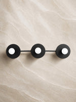 Cargar imagen en el visor de la Galería, Aplique de pared minimalista de 3 luces para tocador – Lámpara de baño con disco metálico redondo para espejo