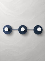 Cargar imagen en el visor de la Galería, Aplique de pared minimalista de 3 luces para tocador – Lámpara de baño con disco metálico redondo para espejo