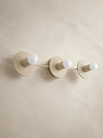 Cargar imagen en el visor de la Galería, Aplique de pared minimalista de 3 luces para tocador – Lámpara de baño con disco metálico redondo para espejo