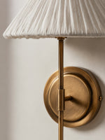 Bild in Gallery-Viewer laden, Blossine Wandleuchte aus Bronze mit Leinenschirm – klassische, plissierte Stoffwandleuchte für Schlafzimmer und Flur