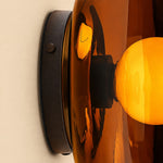 Bild in Gallery-Viewer laden, Coloria Wandleuchte mit gebogenem Glasschirm – Vintage-Wandleuchte aus bernsteinfarbenem Glas für Wohnbereiche und Hotels