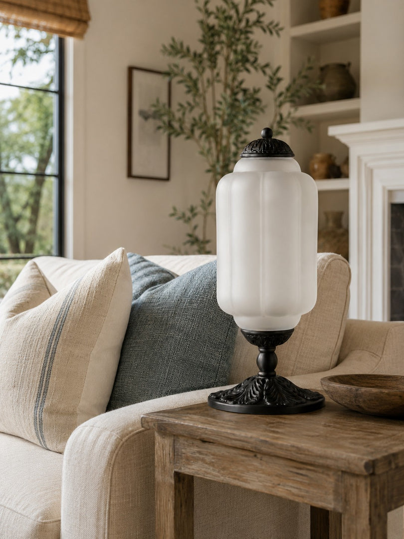 Eloise Scallop Glasschirm Vintage-inspirierte Tischlampe für Schlafzimmer und Wohnzimmer Akzentbeleuchtung
