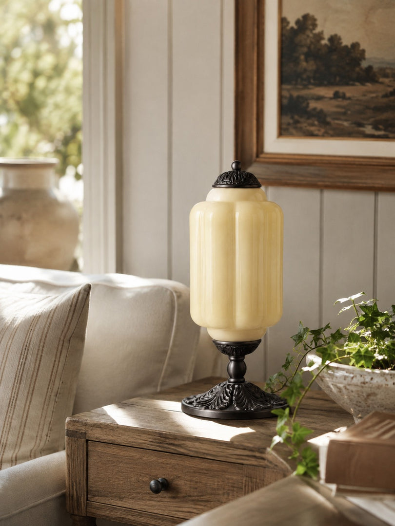 Eloise Scallop Glasschirm Vintage-inspirierte Tischlampe für Schlafzimmer und Wohnzimmer Akzentbeleuchtung