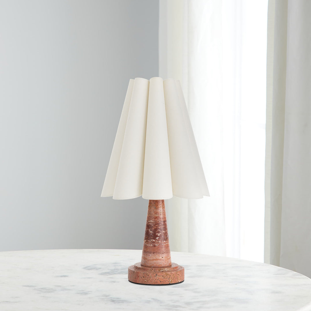 Lampe de table plissée Shadon en marbre