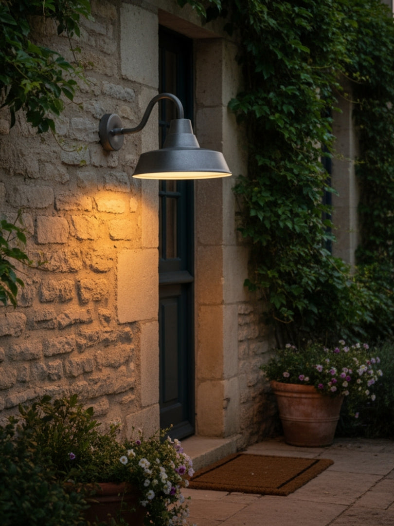 Aplique de pared para granero de exterior Korvi: iluminación retro de aluminio resistente