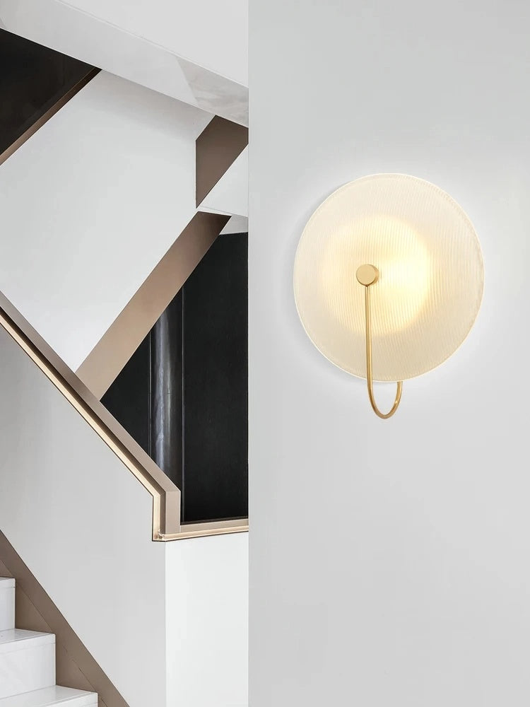 Moderne Glas-Wandleuchte – Gerippte Glasleuchte mit Scheiben-Wandhalterung