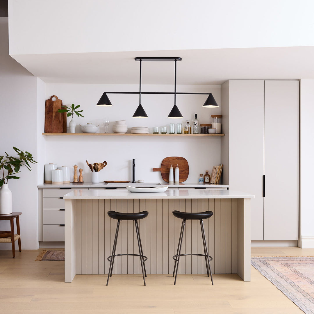 Lámpara de araña de metal con pantalla cónica Brivana: lámpara de comedor minimalista lineal