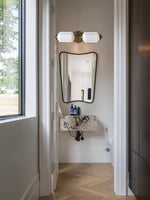 Cargar imagen en el visor de la Galería, Aplique de pared horizontal Eloise de cristal vintage americano con forma de farol
