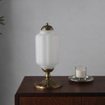 Charger l'image dans la visionneuse de galerie, Lampe de table d'inspiration vintage avec abat-jour en verre festonné Eloise pour un éclairage d'appoint dans la chambre et le salon 