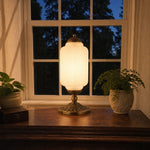 Charger l'image dans la visionneuse de galerie, Lampe de table d'inspiration vintage avec abat-jour en verre festonné Eloise pour un éclairage d'appoint dans la chambre et le salon 