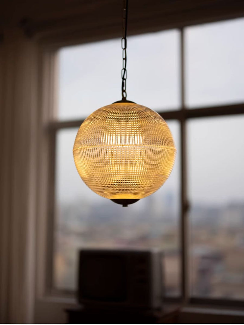 Globus Rippenglas Pendelleuchte – Vintage Globus Deckenleuchte mit schlankem modernem Aussehen