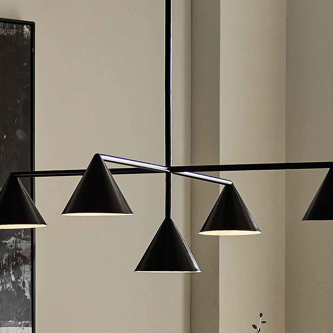 Lámpara de araña de metal con pantalla cónica Brivana: lámpara de comedor minimalista lineal