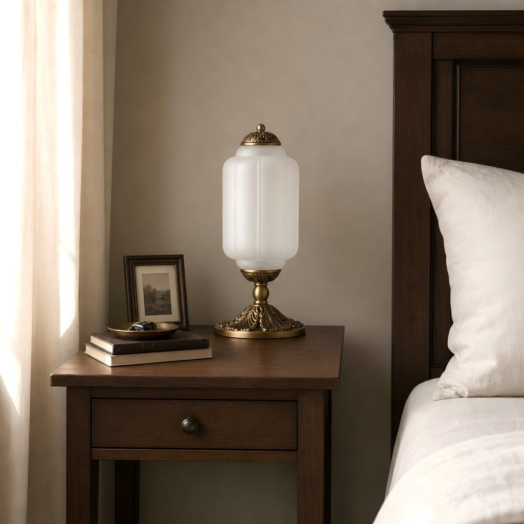 Lampe de table d'inspiration vintage avec abat-jour en verre festonné Eloise pour un éclairage d'appoint dans la chambre et le salon 